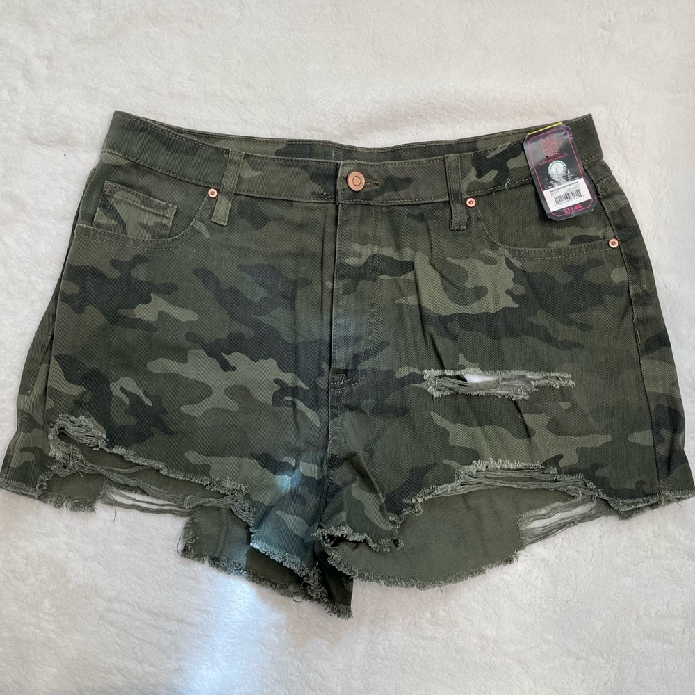 No Boundaries Camo Destructed High Rise Mom Fit Shorts Size 13